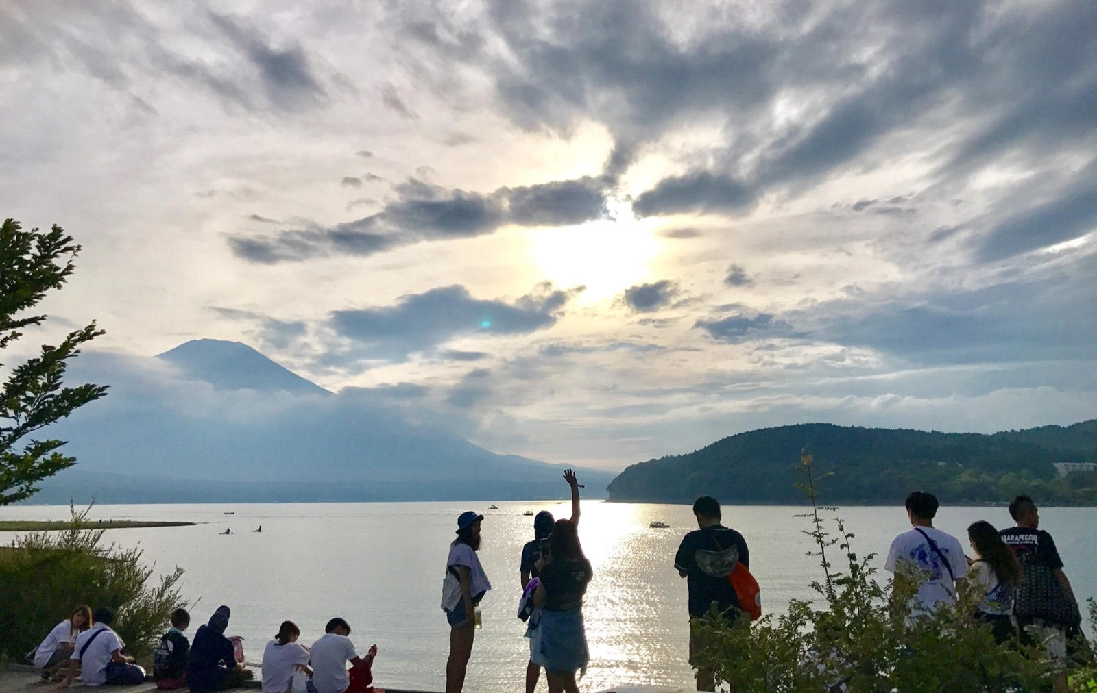 湖畔で山梨の景色に向かう様子