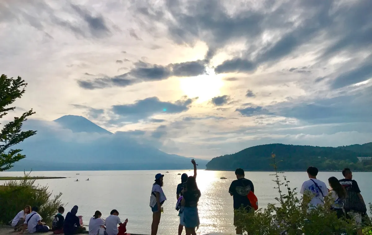 山中湖から望む富士山と夕日