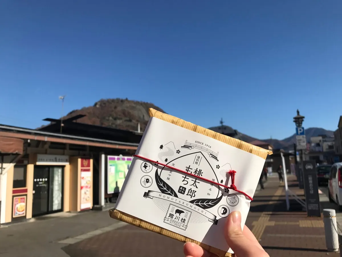大月の名物・桃太郎もちと岩殿山