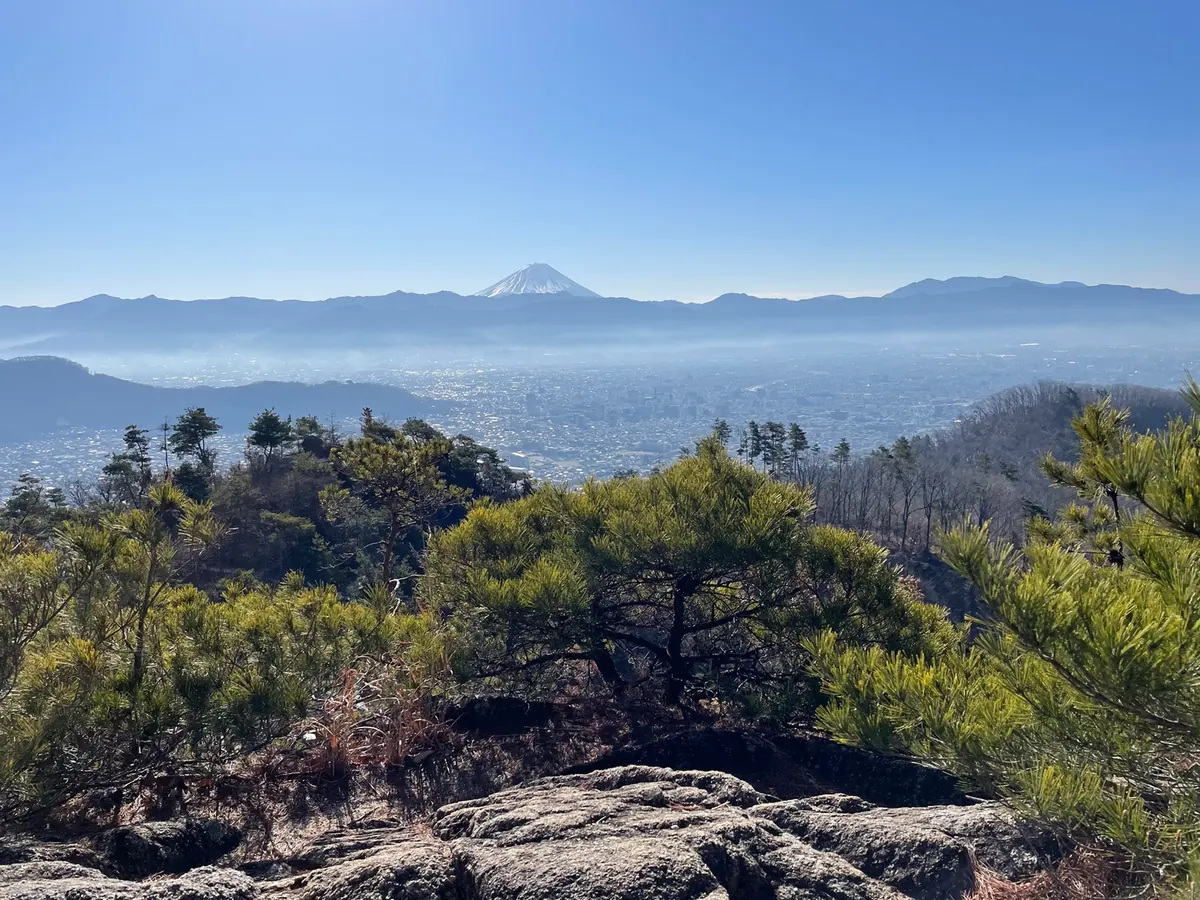 山頂から望む富士山と甲府盆地